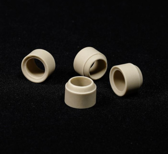 Las gotas de cerámica de la esteatita no estándar del aislamiento pieza alta resistencia térmica de los productos