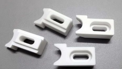 7.2 X 10-6/K Expansión térmica Al2O3 Cerámica Resistencia a la compresión 3000 MPa