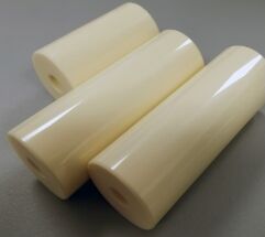 Resistencia al volumen 1014 Ωcm Al2O3 Resistencia al aislamiento cerámico 1012 Ωcm Aislador eléctrico para aplicaciones industriales